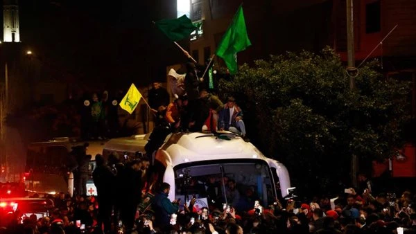 90 أسيرا فلسطينيا يبصرون نور الحرية.. احتفالات عارمة في شوارع الضفة الغربية ضجت شوارع الضفة الغربية بمظاهر الاحتفالات العارمة، تزامنا مع إطلاق سراح 90 سجينا فلسطينيا من سجون الاحتل