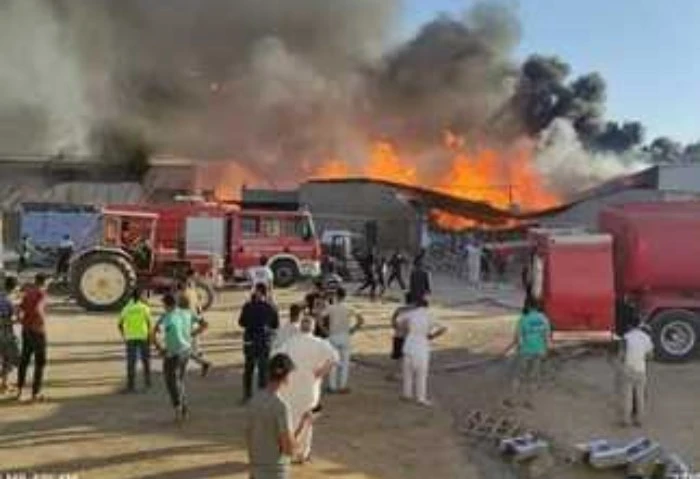 السيطرة على حريق نشب بمصنع تدوير مخلفات في نجع حمادي شهد أهالي مركز نجع حمادي، اليوم الخميس، حريق مروع نشب في مصنع تدوير مخلفات على الطريق الصحراوي