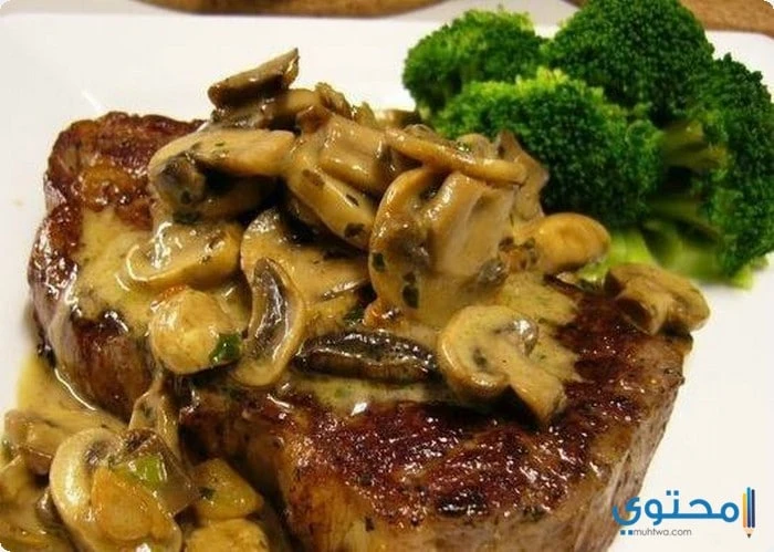 طرق عمل ستيك اللحم بالمشروميعد ستيك اللحم من اللحوم الخالية من العظم والتي تتبل بالعديد من البهارات والنكهات المفضلة ثم يتم تحميرها في السمنة أو الزبدة النباتي، حيث يفضل عدد كبير م