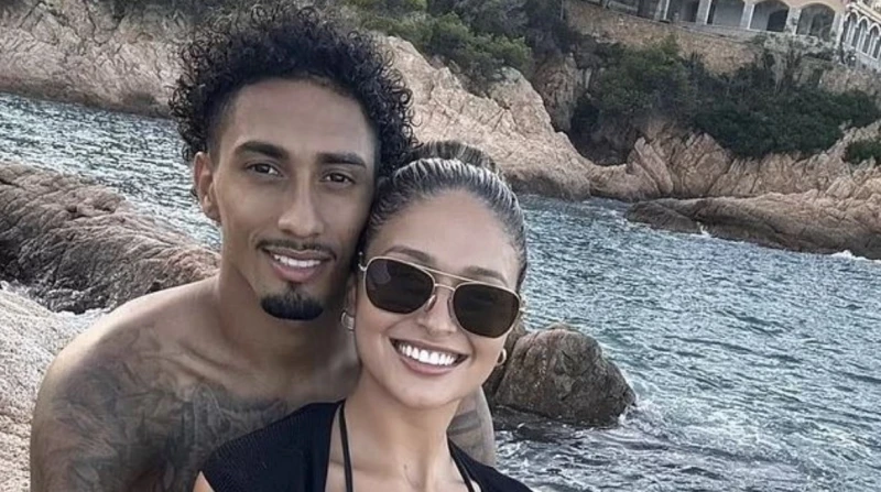 ثنائية الحب والمال تلاحق رافينيا خارج المستطيل الأخضر لا يزال نجم برشلونة، رافينيا ألكانتارا، محط أنظار الجميع، فلمعانه على أرض الملعب يقابله اهتمام متزايد بحياته الشخصية خارج المس