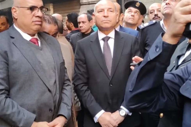 قرار عاجل من محافظ القاهرة بعد حريق عقار بسوق التوفيقية تفقد الدكتور إبراهيم صابر محافظ القاهرة، مساء اليوم، موقع الحريق الذي نشب أعلى العقار رقم 18 شارع سوق التوفيقية بحى الأزبكية