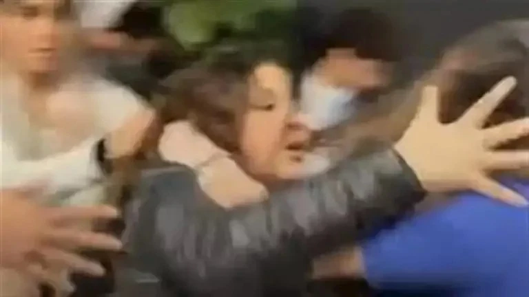 كارما ليست الأولى والدة طالبة مدرسة التجمع تكشف تفاصيل ومفاجآت جديدة عن واقعة الاعتداء كارما , كشفت نسرين أنور ، والدة الطالبة التي تعرضت للاعتداء من