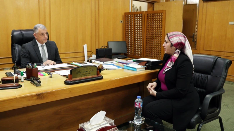 كتبت أمل عبد الرحيم التقي اللواء طيار أ.ح أكرم محمد جلال محافظ الإسماعيلية، بمكتبه اليوم بالدكتورة يارا أحمد النجار المتدربة بالأكاديمية الوطنية للتدريب بالبرنامج التدريبي المرأة ت