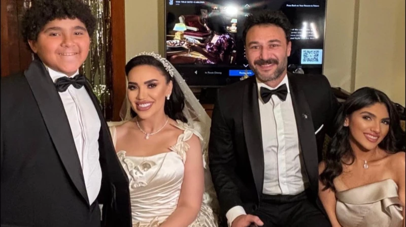 نحن الآن عائلة.. مي فاروق بفستان الزفاف وخرزة زرقاء بجانب ابنيها شاركت الفنانة مي فاروق متابعيها، صورة جديدة ظهرت خلالها مع زوجها الفنان محمد