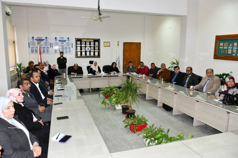 كتبت أمل عبد الرحيم انعقد يوم الثلاثاء الموافق 21 يناير مجلس شئون خدمة المجتمع وتنمية البيئة بجامعة قناة السويس . وتعليقا على عقد المجلس أكد الدكتور ناصر مندور رئيس الجامعة، على أه