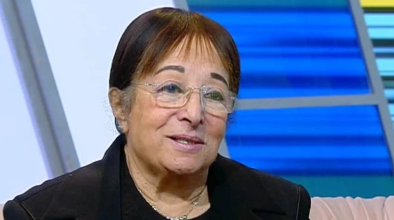 سميرة عبد العزيز: مليش في السياسة ومعرفش الرئيس عرفني منين علقت الفنانة القديرة سميرة عبد العزيز، على اختيارها عضوا في مجلس الشيوخ، قائلة: استغربت وقولت أنا مليش في السياسة.وأضافت 