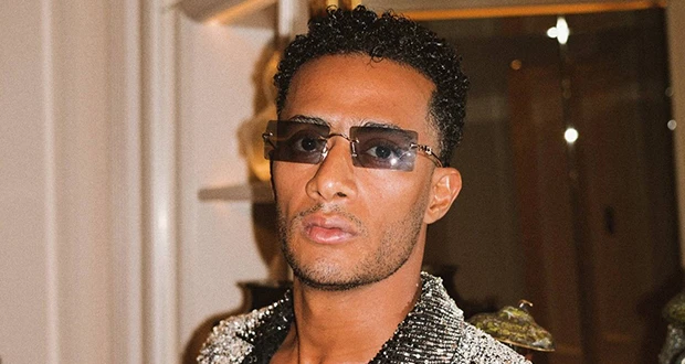 فيديو محمد رمضان يثير الجدل في باريس بتصرفات غريبة! افاق عربية - أثار الفنان محمد رمضان الكثير من الجدل بمقطع فيديو له خلال زيارته الى العاصمة الفرنسية باريس ظهر فيه وهو يسير في شا