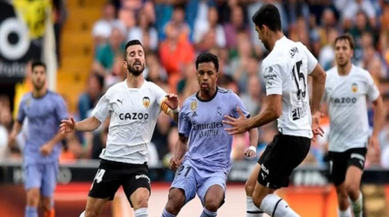 عودة ألابا.. تشكيل ريال مدريد ضد لاس بالماس المتوقع يستعد ريال مدريد لملاقاة لاس بالماس اليوم الأحد، ضمن منافسات الجولة ال20 من الدوري الإسباني لكرة القدم، حيث يطمح الفريق الملكي ل