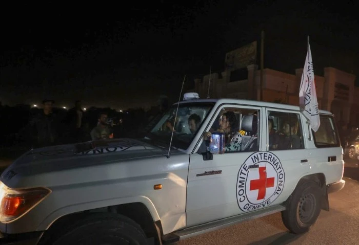 مسؤول مطلع: إرسال مسودة نهائية لاتفاق وقف إطلاق النار لإسرائيل وحماس أفاد مسؤول مطلع على مفاوضات التهدئة في قطاع غزة، بإرسال مسودة نهائية لاتفاق وقف