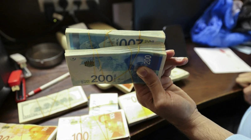 تستعد لشراء أسلحة جديدة.. 67.57 مليار دولار خسائر إسرائيل من حرب غزة كشفت صحيفة كالكاليست الاقتصادية الإسرائيلية، أن تكلفة الحرب على قطاع غزة بلغت نحو 250 مليار شيكل، ما يعادل 67.5