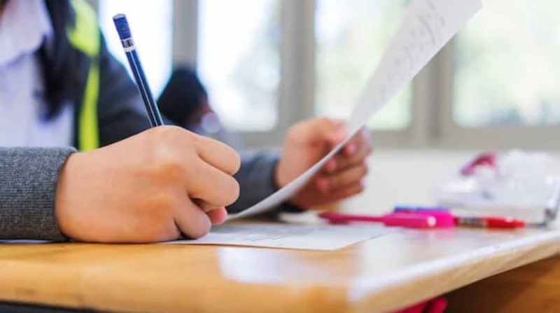 حل امتحانات عربي للصف الثالث الإعدادي الترم الأول 2025 تنطلق امتحانات نصف العام 2025 للصف الثالث الإعدادي، يوم السبت الموافق 18 يناير الجاري في أغلب المحافظات من بينها محافظتا القا