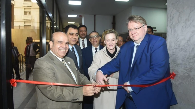 مساعدا وزير العدل يشاركان في افتتاح مكاتب المساعدة القانونية للقضايا العمالية شارك المستشار ربيع قاسم مساعد وزير العدل لشؤون أبنية دور المحاكم والشهر العقاري، نيابة عن المستشار عدن