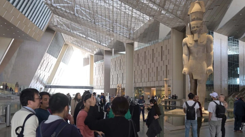 قبل افتتاحه.. مدبولي: شبكة طرق ضخمة تسهل الوصول للمتحف الكبير توجه الدكتور مصطفى مدبولي، رئيس الوزراء، اليوم لتفقد اللمسات النهائية لمشروع المتحف المصري الكبير، والمنطقة المحيطة به