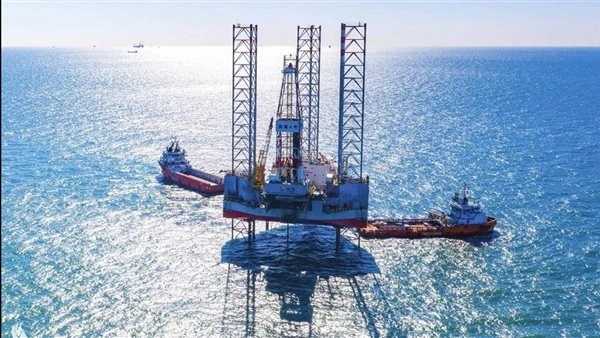 أسعار النفط تصعد لأعلى مستوى في 3 أشهر.. تفاصيل قفزت أسعار النفط 3 تقريبا في تعاملاتها الأخيرة إلى أعلى مستوياتها منذ ثلاثة أشهر وسط تأهب بين المتعاملين لتعطل الإمدادات جراء حزمة ا