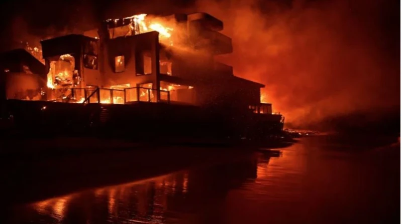 لوس أنجلوس تحترق.. وحش الطبيعة يلتهممدينة الملائكة اجتاحت حرائق غابات هائلة وخارجة عن السيطرة، أجزاء واسعة من مدينة لوس أنجلوس الأمريكية، مخلفة وراءها مأساة إنسانية وخسائر مادية فا