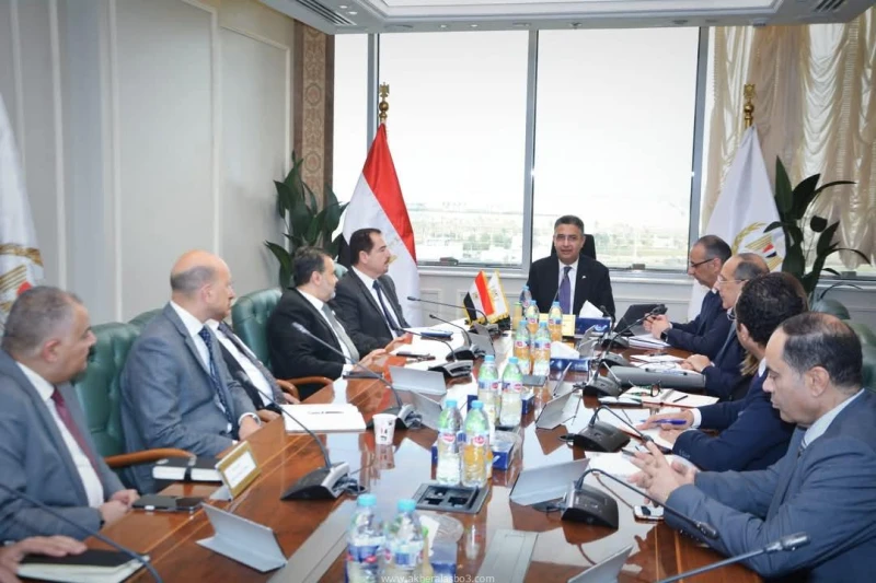 وزير التموين يعقد اجتماعا مع ممثلي شركات الصناعات الغذائية والمنتجين والمصنعين والموردين وبعض السلاسل التجارية لمتابعة استعدادات شهر رمضان كتب -