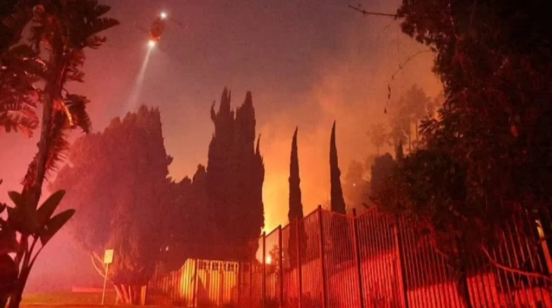 حرائق الغابات في لوس أنجلوس.. كارثة بيئية وصحية غير مسبوقة شهدت مدينة لوس أنجلوس الأمريكية مؤخرا واحدة من أسوأ موجات تلوث الهواء الناتجة عن حرائق الغابات في تاريخها الحديث.في الثام