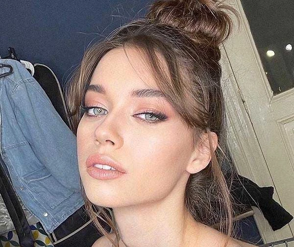 أفرا ساراتش أوغلو تكشف جديدا عن مسلسل الطائر الرفراف نشرت المواقع التركية الإلكترونية أن الممثلة أفرا ساراتش أوغلو بطلة مسلسل الطائر الرفراف أعلنت مؤخرا في آخر ظهور لها أن هذا المو