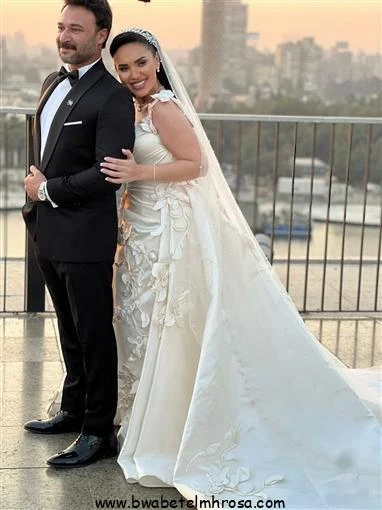 يبوابة المحروسةينشرها : الأدمنزفاف مي فاروق ومحمد العمروسيتحتفل المطربة مي فاروق بحفل زفافها الآن، الثاني من يناير، على خطيبها الفنان محمد العمروسي،