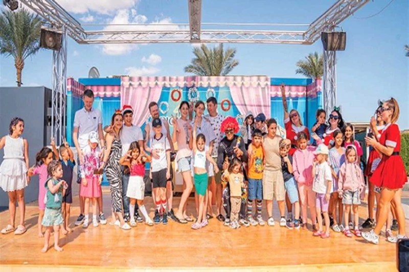 أجواء احتفالية برأس السنة فقرات غنائية وألعاب على الشواطئ خيام عملاقة وحفلات غنائية لمطربين مصريين وعرب وأجانب وإقبال سياحى ومجسمات عملاقة لبابا نويل وأشجار الزينة وألعاب على الشوا