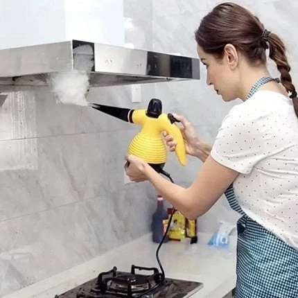 تنظيف المنزل في خطوات بسيطة وسهلةتخيل أنك تعود إلى منزلك بعد يوم طويل في العمل، فتستقبلك رائحة نظافة وانتعاش تملأ الأجواء. الأرضيات اللامعة، الأثاث المرتب، والجو العام المنعش يجعلا