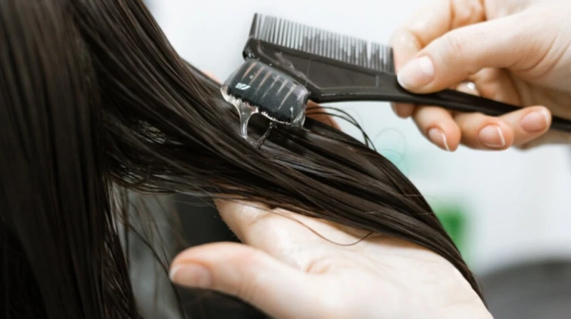 يستخدم في تمليس الشعر وقد يصيبك بالسرطان.. ما هو الفورمالديهايد؟ اقترحت إدارة الغذاء والدواء الأمريكية () حظر منتجات فرد الشعر التي تحتوي على الفورمالديهايد، وهي مادة كيميائية معرو