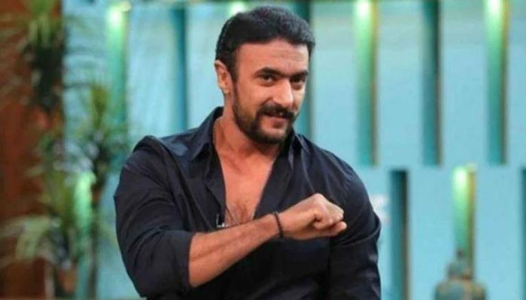 أحمد العوضي يرد على طلب شريف دسوقي افاق عربية - تفاعل الفنان أحمد العوضي مع طلب الفنان شريف دسوقي للعمل معه، مما أثار إعجاب الجمهور بروح الزمالة