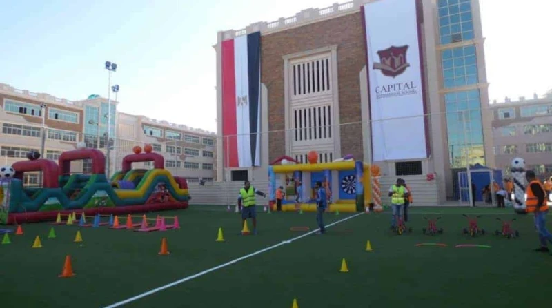 فصل نهائي.. قرار حازم في واقعة التعدي على طالبة بمدارس كابيتال قررت مدارس كابيتال الدولية، الفصل النهائي لثلاثة طالبات اعتدين على زميلتهن بعد انتهاء اليوم الدراسي، وتحويل ملفهن إلى