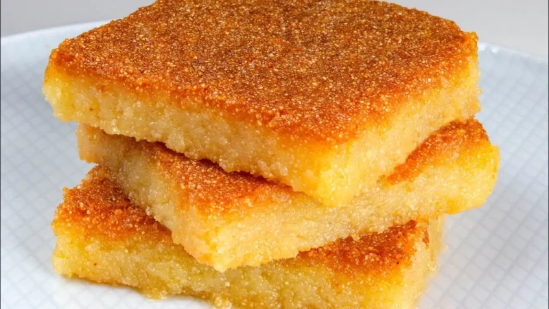 طريقة عمل البسبوسة المرملة في البيت بطريقة سهلة وبسيطة البسبوسة من الحلويات الشرقية المحبوبة التي تحظى بشعبية كبيرة لدى الجميع، تتميز بسهولة تحضيرها