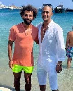 محمد رمضان يثير السخرية من صفقة صلاح في السعودية افاق عربية - أثار ظهور الفنان المصري محمد رمضان بقميص نادي الهلال السخرية من رئيس الأخير فهد بن