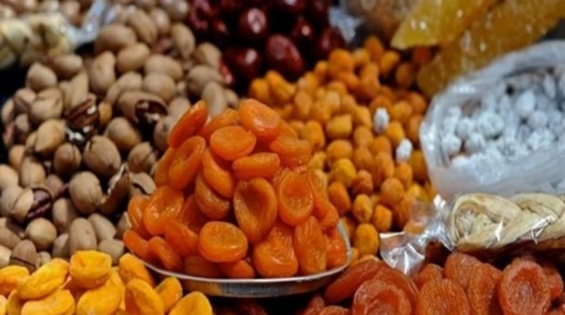 لعمل ياميش رمضان.. طرق بسيطة لتجفيف الفاكهة في المنزل تناول ياميش رمضان يعد من العادات الرمضانية الأصيلة التي تنتشر في مختلف أنحاء الوطن العربي، فهو عبارة عن مزيج من المكسرات والفو