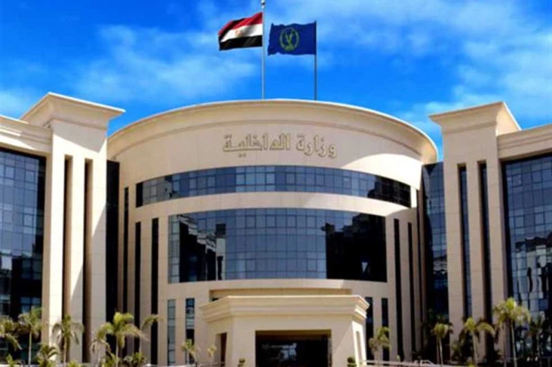 الداخلية تقرر إبعاد السودانية سيدة عثمان خارج البلاد أصدرت وزارة الداخلية اليوم الأحد 12 يناير 2025، قرارا بشأن إبعاد سيدة سودانية الجنسية خارج البلاد. ونصت المادة الأولى من قرار و