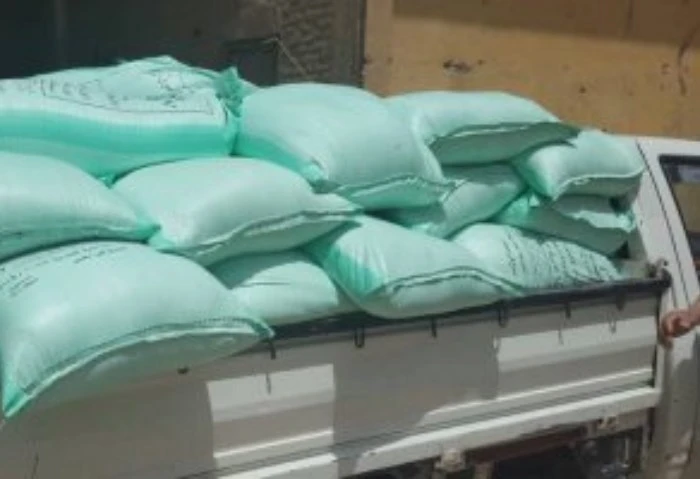 ضبط 12 طن دقيق قبل بيعها بالسوق السوداء ألقت الأجهزة الأمنية، القبض على التجار الجشعين والمخالفين في مجال احتكار الدقيق البلدي المدعم داخل المخابز