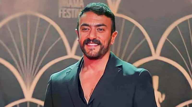 أتشرف بيك.. أحمد العوضي يلبي طلب شريف الدسوقي لبى الفنان أحمد العوضي، طلب الفنان شريف الدسوقي بمشاركته في عمل فني، مما أثار تفاعلا كبيرا بين الجمهور