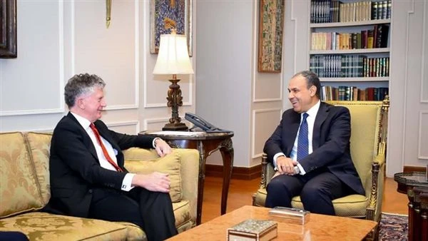 وزير الخارجية المصري يبحث مع مستشار الأمن البريطاني تطورات ملف سوريا وغزة استقبل الدكتور بدر عبد العاطي، وزير الخارجية والهجرة المصري، اليوم الخميس جوناثان باول مستشار الأمن القومي