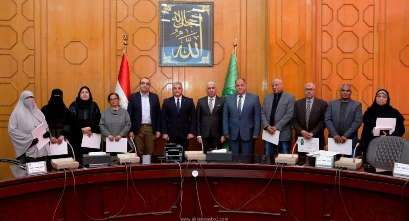 كتبت أمل عبد الرحيم كرم اللواء طيار أ.ح أكرم محمد جلال محافظ الإسماعيلية، اليوم الأربعاء، عددا من القيادات التنفيذية الحاصلة على درجات وظيفية أعلى،