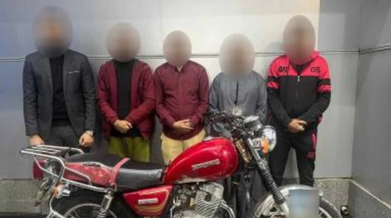 كنا بنمثل.. ملابسات فيديو خطف الأطفال للإتجار بأعضائهم في قنا كشفت أجهزة الأمن بوزارة الداخلية ملابسات تداول مقطع فيديو عبر مواقع التواصل الاجتماعي يظهر شخصين يستقلان دراجة نارية خ