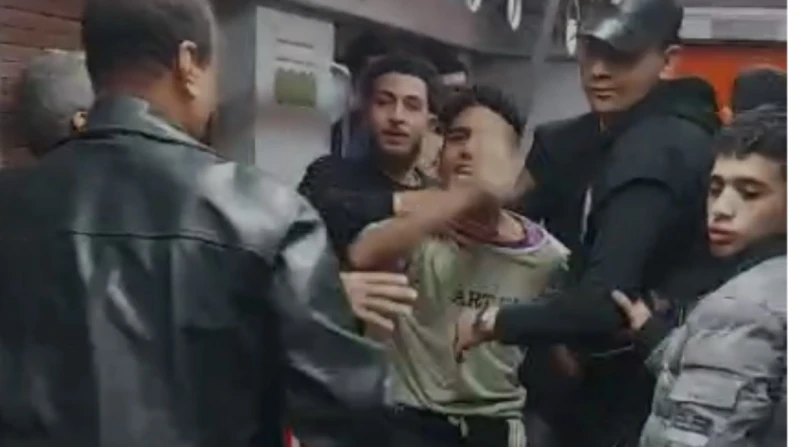 الداخلية تفحص فيديو مشاجرة شباب داخل محطة مترو الشهداء تفحص أجهزة الأمن بوزارة الداخلية متمثلة في قطاع مباحث النقل مقطع فيديو لمشاجرة طاحنة بين شباب