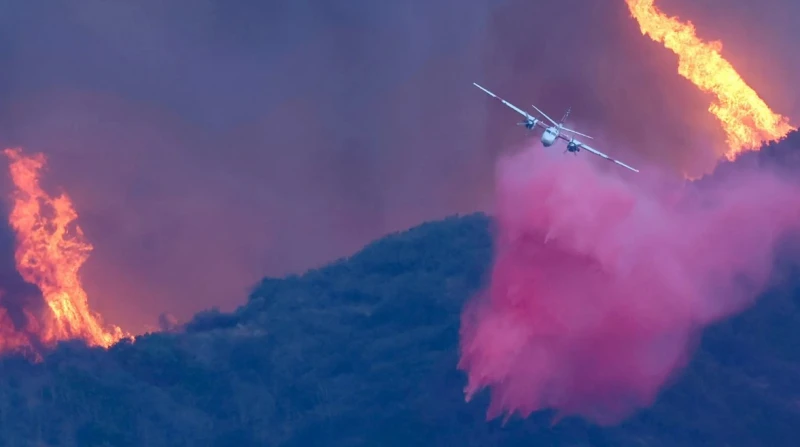 تكسو المنازل والمنشآت.. سر المادة الوردية في حريق لوس أنجلوس مع اشتداد حريق لوس أنجلوس الذي اندلع مساء الثلاثاء الماضي، ظهرت مادة باللون الوردي تكسو