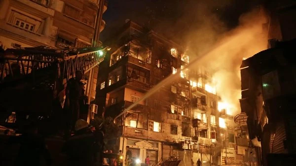 مصر.. حريق هائل يشتعل في عدة منازل ومصانع بالقاهرة اندلع حريق هائل بمنطقة منشأة ناصر في العاصمة المصرية القاهرة، وتحاول قوات الحماية المدنية السيطرة