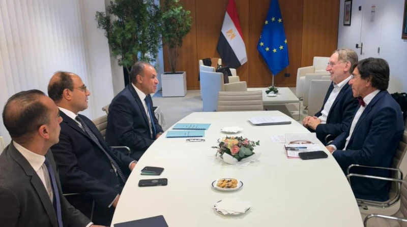 وزير الخارجية: نتطلع لصرف 4 مليارات يورو من الدعم الأوروبي التقى وزير الخارجية والهجرة، الدكتور بدر عبدالعاطي، رئيس لجنة التجارة الدولية بالبرلمان الأوروبي النائب برند لانج، ومقرر 