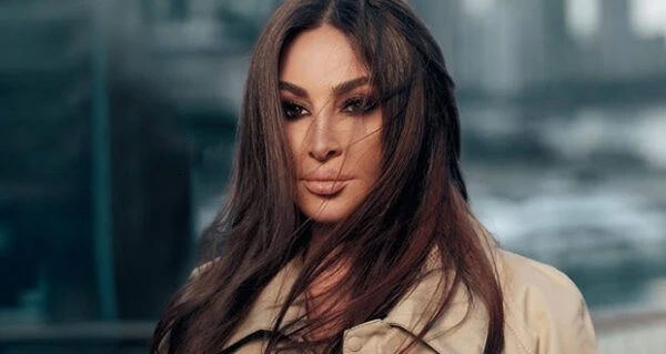 إليسا بين الفن والوطن: حرة متل بيروت افاق عربية - كشفت النجمة اللبنانية إليسا عن وشم جديد على يدها يحمل كلمة بيروت وأيقونة الأرزة اللبنانية، في خطوة