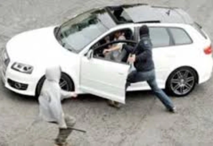 حبس عاطل بتهمة سرقة سيارات بعابدين 4 أيام على ذمة التحقيقات أدلى عاطل متهم بسرقة السيارات، باعترافات تفصيلية أمام رجال المباحث، حيث كشف عن أسلوبه في سرقة السيارات بعد إيهام مالكيها