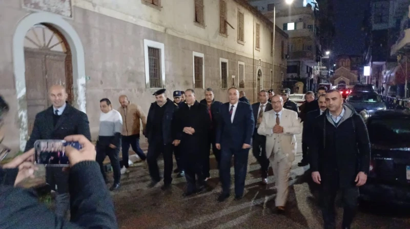 مدير أمن بورسعيد يتفقد محيط الكنائس.. والأقباط يقدمون الحلوى للشرطة تفقد مدير أمن بورسعيد تامر السمري، محيط الكنائس بالمحافظة لمتابعة تأمين احتفالات عيد الميلاد المجيد، حيث اطمأن ع