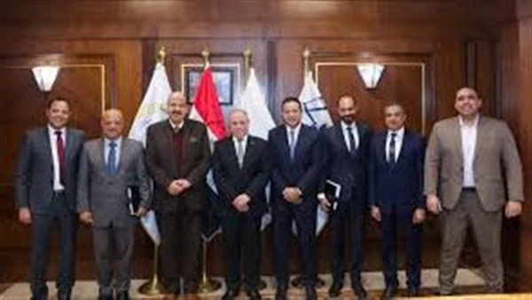 توقيع عقد محطة لوجستية متكاملة بين ميناء الإسكندرية وشركة مصر هولندا شهد اللواء بحرى نهاد شاهين نائب وزير النقل للنقل البحري التوقيع النهائى على عقد منح إلتزام إنشاء وتطوير البنية 