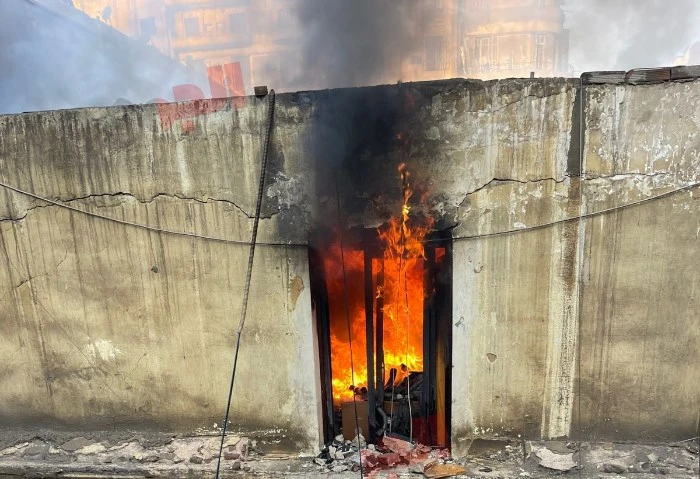 شاهد، الحماية المدنية بالقاهرة تنقذ سوق التوفيقية من حريق مروع تمكن رجال الحماية المدنية بالقاهرة، تحت إشراف اللواء جمال ياسين، من السيطرة علي حريق مروع نشب فى مخزن كاوتش سيارات، ف