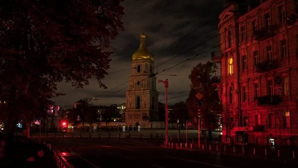 أوكرانيا.. صافرات الإنذار تدوي في كييف وعدة مقاطعات أظهرت بيانات الخارطة الالكترونية لوزارة التحول الرقمي الأوكرانية، إعلان الإنذار من الهجوم الجوي في العاصمة الأوكرانية كييف وعدد 