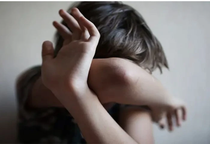 مبيذاكرش، أب يعاقب طفله بماء مغلي في بولاق في إحدى الصباحات الهادئة ببولاق الدكرور، اخترقت صرخات طفل صغير أجواء المنطقة، لتكشف عن حادثة مؤلمة هزت القلوب وكشفت قسوة لا يتخيلها عقل.م