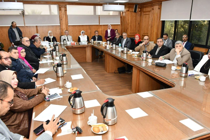 كتبت أمل عبد الرحيم أعلن الدكتور ناصر مندور، رئيس جامعة قناة السويس، عن البدء في إعداد الخطة الاستراتيجية للجامعة 2025-2030. وأكد مندور أن الخطة الجديدة ستصاغ بما يتماشى مع رؤية مص