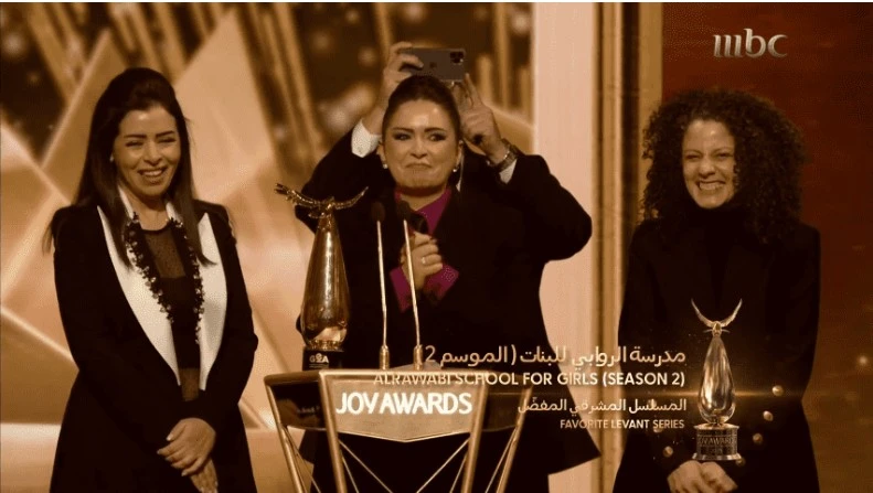 (مدرسة الروابي) يحصد جائزة أفضل مسلسل في الشرق الأوسط - فيديو افاق عربية - حصد المسلسل الأردني مدرسة الروابي الجائزة الاولى كافضل مسلسل في الشرق